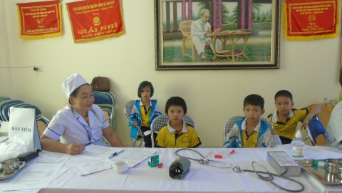 Trường Tiểu học Noong Bua tổ chức tiêm bổ sung vắc xin Uấn ván – Bạch hầu giảm liều cho trẻ em sinh từ 1/1/2012 đến 31/12/2012