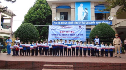 Trường Tiểu học Nam Thanh thành phố Điện Biên Phủ phối hợp với Phòng Cảnh sát giao thông tỉnh Điện Biên và Công ty Trách nhiệm hữu hạn thương mại và dịch vụ Kim Thành – Head Honda Chí Quyên, tổ chức thành công buổi tập huấn về An toàn giao thông.