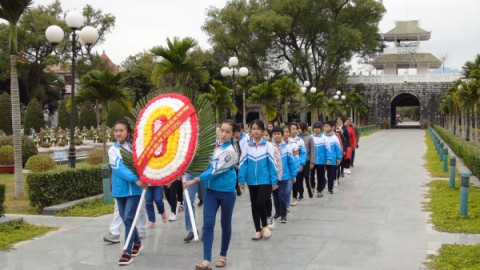 Thầy trò trường Tiểu học Nam Thanh viếng nghĩa trang liệt sĩ A1 nhân ngày thành lập Quân đội nhân dân Việt Nam 22/12