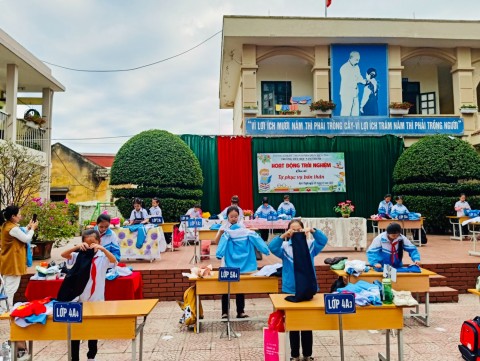 TRƯỜNG TIỂU HỌC NAM THANH TỔ CHỨC LỒNG GHÉP HOẠT ĐỘNG TRẢI NGHIỆM VỚI CHỦ ĐỀ “EM TỰ PHỤC VỤ BẢN THÂN” TRONG GIỜ SINH HOẠT DƯỚI CỜ