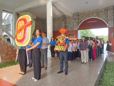 PHÒNG GIÁO DỤC VÀ ĐÀO TẠO THÀNH PHỐ ĐIỆN BIÊN PHỦ TỔ CHỨC LỄ VIẾNG NGHĨA TRANG LIỆT SĨ A1 NHÂN DỊP KỶ NIỆM 71 NĂM CHIẾN THẮNG ĐIỆN BIÊN PHỦ