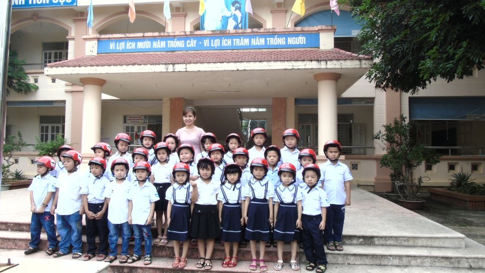 trường Tiểu học Noong Bua tổ chức trao mũ bảo hiểm cho học sinh lớp 1