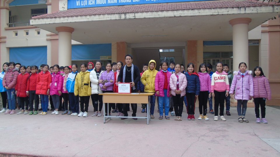 Trường Tiểu học Noong Bua với chương trình “Quyên góp ủng hộ tết cho học sinh nghèo và nạn nhân chất độc màu da cam”