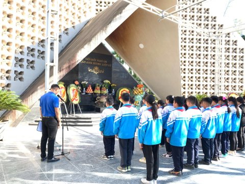 Ảnh Viếng nghĩa trang liệt sĩ năm 2022 – 15