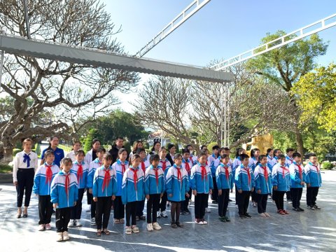 Ảnh Viếng nghĩa trang liệt sĩ năm 2022 – 17