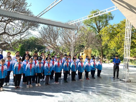 Ảnh Viếng nghĩa trang liệt sĩ năm 2022 – 21