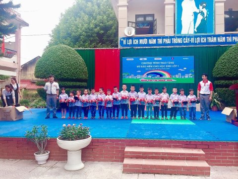 Ảnh Chương trình trao mũ bảo hiểm cho học sinh lớp 1 – 3