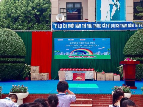 Ảnh Chương trình trao mũ bảo hiểm cho học sinh lớp 1 – 5