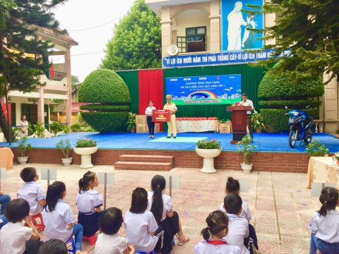 Ảnh Chương trình trao mũ bảo hiểm cho học sinh lớp 1 – 6