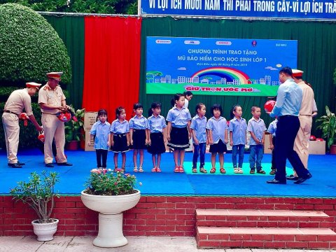 Ảnh Chương trình trao mũ bảo hiểm cho học sinh lớp 1 – 7