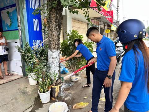 Ảnh Chi đoàn trường TH Nam Thanh quét vôi dọc đường 279 – 2