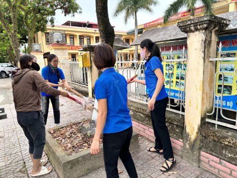 Ảnh Chi đoàn trường TH Nam Thanh quét vôi dọc đường 279 – 6