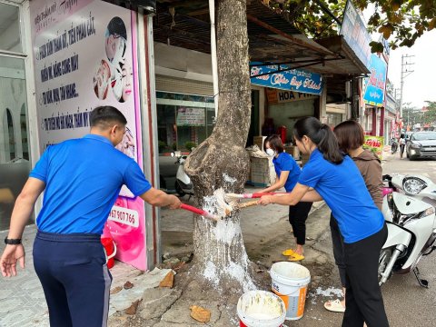 Ảnh Chi đoàn trường TH Nam Thanh quét vôi dọc đường 279 – 7