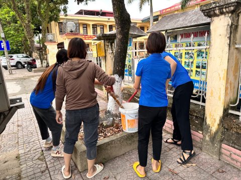 Ảnh Chi đoàn trường TH Nam Thanh quét vôi dọc đường 279 – 9