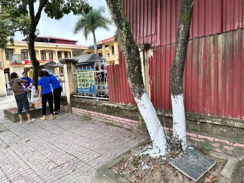 Ảnh Chi đoàn trường TH Nam Thanh quét vôi dọc đường 279 – 10
