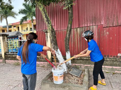 Ảnh Chi đoàn trường TH Nam Thanh quét vôi dọc đường 279 – 11