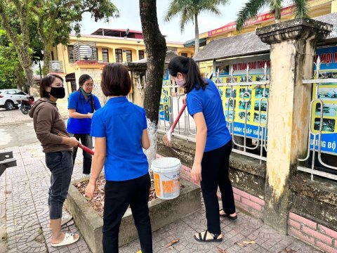 Ảnh Chi đoàn trường TH Nam Thanh quét vôi dọc đường 279 – 12