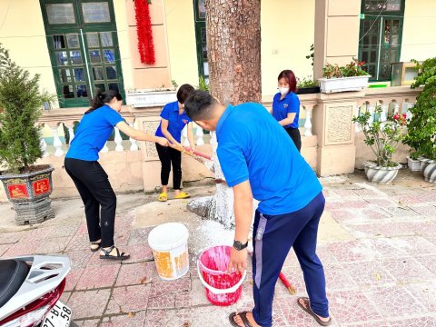 Ảnh Chi đoàn trường TH Nam Thanh quét vôi dọc đường 279 – 14