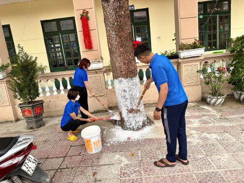 Ảnh Chi đoàn trường TH Nam Thanh quét vôi dọc đường 279 – 17
