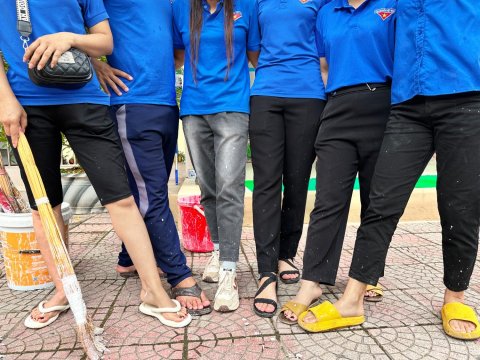 Ảnh Chi đoàn trường TH Nam Thanh quét vôi dọc đường 279 – 18