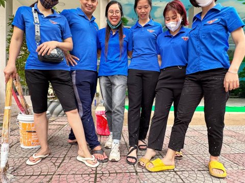 Ảnh Chi đoàn trường TH Nam Thanh quét vôi dọc đường 279 – 21