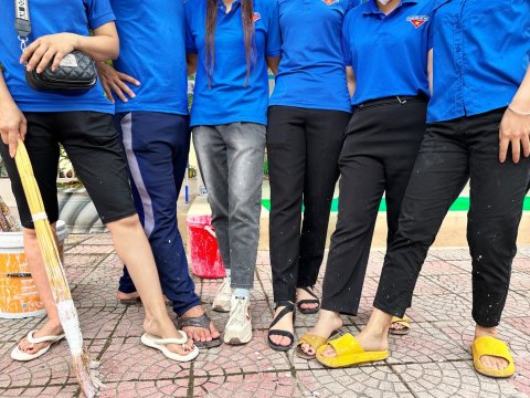 Ảnh Chi đoàn trường TH Nam Thanh quét vôi dọc đường 279 – 23