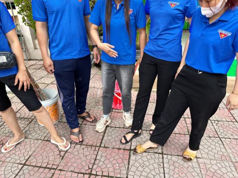Ảnh Chi đoàn trường TH Nam Thanh quét vôi dọc đường 279 – 24