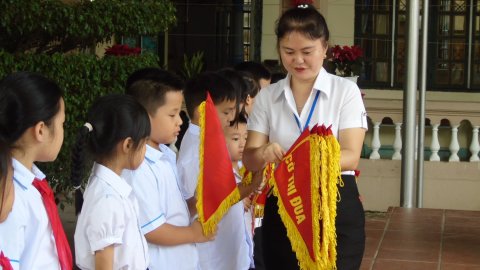 Ảnh Trao phần thưởng cho GV và HS đạt thành tích trong năm học 2022-2023 – 2