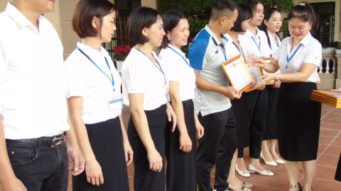 Ảnh Trao phần thưởng cho GV và HS đạt thành tích trong năm học 2022-2023 – 3