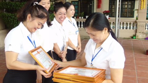 Ảnh Trao phần thưởng cho GV và HS đạt thành tích trong năm học 2022-2023 – 9