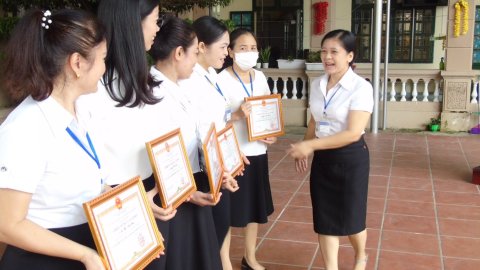 Ảnh Trao phần thưởng cho GV và HS đạt thành tích trong năm học 2022-2023 – 11