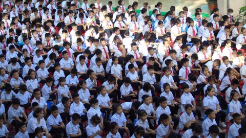 Ảnh Công an phường Nam Thanh tuyên truyền ATGT cho các em học sinh nhà trường – 8