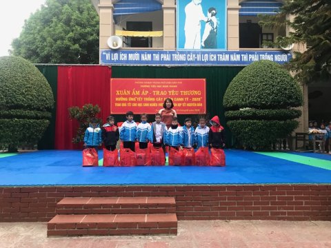 Ảnh Trường TH Nam Thanh hưởng ứng tết trồng cây và tổ chức trao quà tết cho các em học sinh nghèo vượt khó – 2