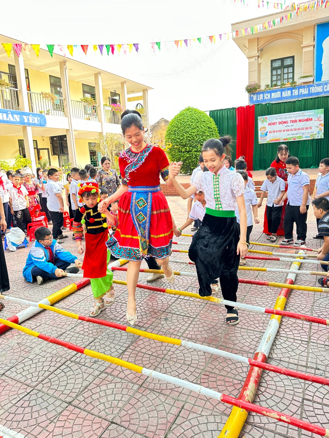 TRƯỜNG TIỂU HỌC NAM THANH TỔ CHỨC LỒNG GHÉP HOẠT ĐỘNG TRẢI NGHIỆM VỚI CHỦ ĐỀ “BẢO TỒN VÀ PHÁT HUY BẢN SẮC VĂN HOÁ CÁC DÂN TỘC”